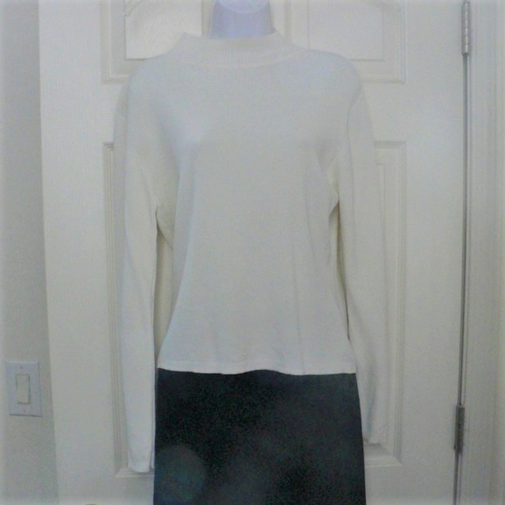 NWOT Cream Joseph A Turtle Neck Long Sleeve Large